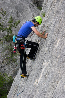 Lead climbing a really cool and relatively easy slab style route in Vallee du Buech